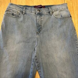 Gloria Vanderbilt “Amanda” Light Denim Jeans ~ Size 12